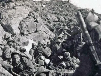 Soldats du Régiment colonial du Maroc, dans les fosses du Fort de Douaumont reconquis, le 25 octobre 1916. © La Contemporaine