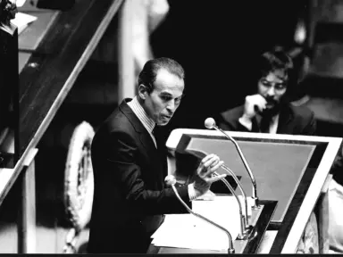 Robert Badinter. Le 17 septembre 1981 © Archives Nationales, 19950422 3, ministère de la Justice