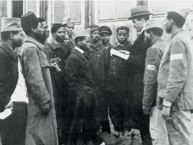 L'ethnologue Paul Hambruch avec un groupe de prisonniers malgaches de la Première Guerre mondiale dans le « camp Half-Moon » à Wünsdorf, en Allemagne.