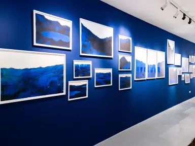 Agencement mural composé d’œuvres issues des séries No Man’s Land, Cratères, Crêtes, Chemin, Lisières. Encres bleues, 2017-2025, encre sur papier. © Adagp, Paris, 2025. © Flavien Durand.