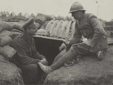 Un abri ; soldat anglais et soldat français. Bois de Bernafay, 12 octobre 1916. © La Contemporaine