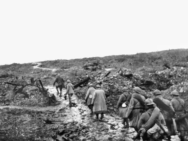 guerre_1914_1918._troupes_montant_en_ligne_aux_alentours_du_village_de_fleury._1917._c_collection_boyer_roger_viollet.jpg