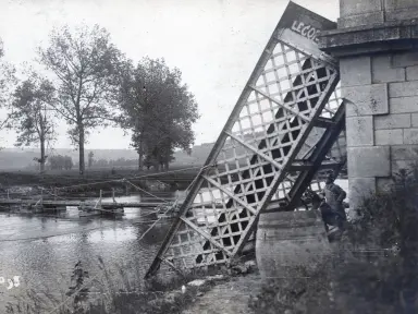 pont_detruit_sur_la_meuse.jpg