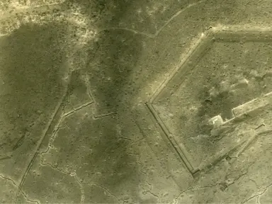 Le village et le Fort de Douaumont. Photographie aérienne française, 9 avril 1916. Collection et © Mémorial de Verdun