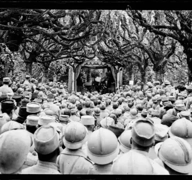 les_soldats_assistent_a_la_representation_du_theatre_aux_armees_a_boucq._meurthe_et_moselle_._10_mai_1916._c_jacques_agie_domaine_public_ecpad_defense.jpg