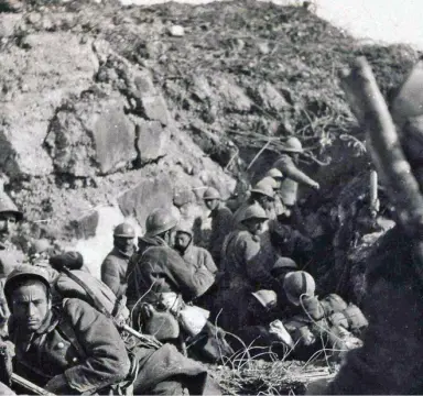 Soldats du Régiment colonial du Maroc, dans les fosses du Fort de Douaumont reconquis, le 25 octobre 1916. © La Contemporaine