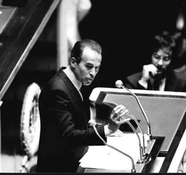 Robert Badinter. Le 17 septembre 1981 © Archives Nationales, 19950422 3, ministère de la Justice