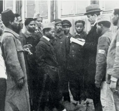 L'ethnologue Paul Hambruch avec un groupe de prisonniers malgaches de la Première Guerre mondiale dans le « camp Half-Moon » à Wünsdorf, en Allemagne.