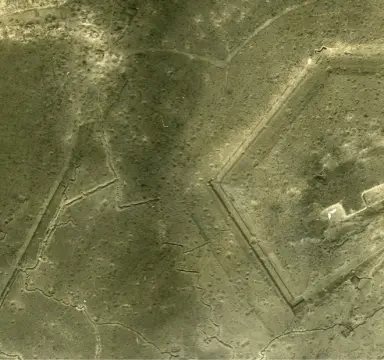 Le village et le Fort de Douaumont. Photographie aérienne française, 9 avril 1916. Collection et © Mémorial de Verdun