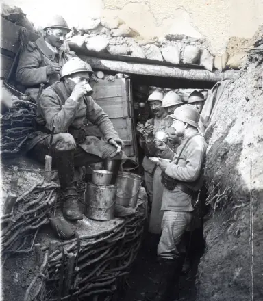 soldats_sur_le_front_partageant_un_moment_de_convivialite_meuse_1916_c_collection_particuliere.jpg