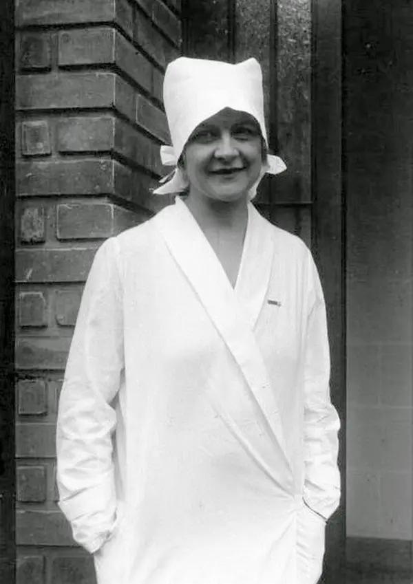 portrait_de_nelly_martyl_en_infirmiere_1929._agence_meurisse._negatif_source_gallica.bnf.fr_bnf.jpg