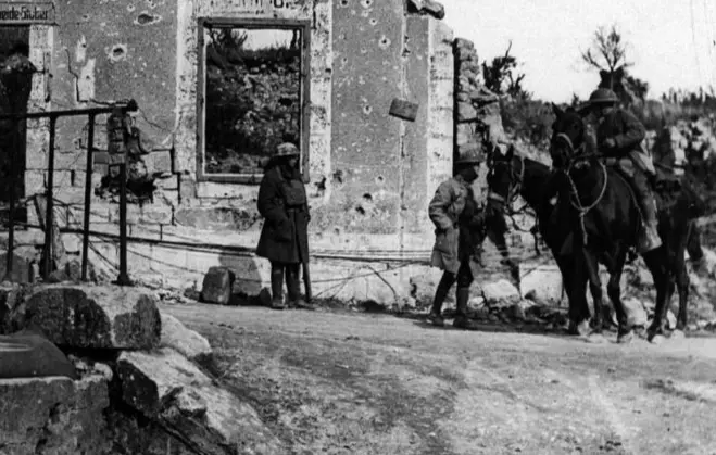 troupes_us_montfaucon_octobre_1918_bdic_1210x423.jpg