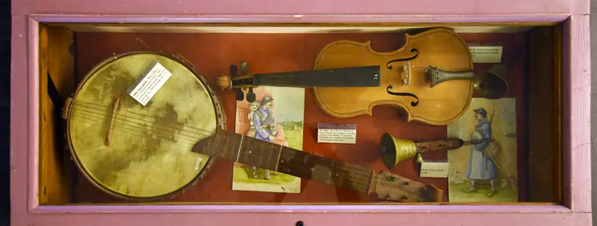 expo_instruments_tranchees_nuit_des_musees2017_coll_part_photo_jm_mangeot_3_845x321.jpg