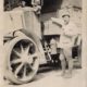 André Derain devant son véhicule, 1915-1916. Photographie. © Collection Geneviève Taillade