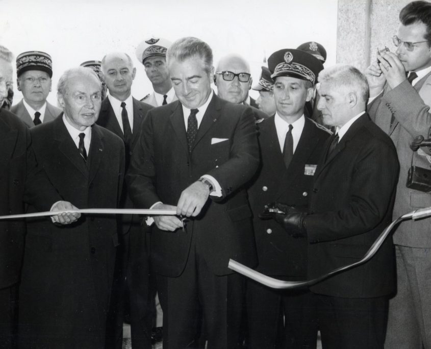 Inauguration du Mémorial de Verdun, le 17 septembre 1967. De gauche à droite, André Beauguitte, député-maire de Verdun, Maurice Genevoix et Henri Duvillard, ministre des Anciens combattants. © Mémorial de Verdun