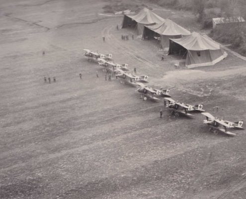 Appareils allemands Roland de l’escadrille 71 (Feld-Flieger-Abteilung Nr.71) sur un aérodrome du front de Verdun. Photographie allemande, 1916. Collection particulière.