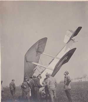 Französische Mechaniker um eine Sopwith 1A2, die auf der Nase gelandet ist. Auf dem letzten Abzug sieht sich ein Pilot das Flugzeug näher an. Geschwader Sop 208, Flugplatz Mont-Saint-Martin (Aisne). Französische Fotografie, Frühjahr 1917. Privatsammlung.