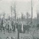 Le sous-lieutenant Mangin et les soldats Nain, Langlet et Jouan posent devant un abri de l’Herbebois en février 1916, quelques jours avant le déclenchement de l’offensive allemande. Source : Colonel Paquet, Dans l’attente de la ruée, Verdun (janvier-février 1916), Paris, 1928.