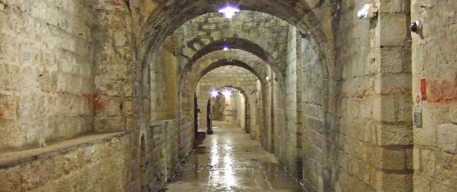 Le couloir de la caserne où s’entasse la garnison du fort de Vaux. © Droits réservés