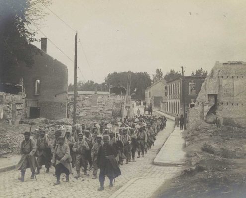 Territoriaux revenant des terrassements. Photographie prise à Suippes, le 15 juillet 1915. © La Contemporaine (Val.099/170)