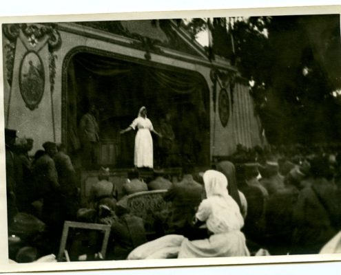 Représentation théâtrale sur l’estrade du « Théâtre du Front ». Photographie – Don de Mme Dolores Genoux. © Mémorial de Verdun – champ de bataille