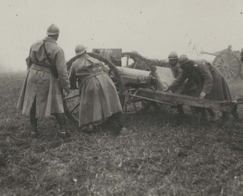 Camp d’instruction du canon de 75. Mise en batterie des pièces. Bougainville - 1er décembre 1916. © coll.La contemporaine_413_161