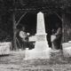 Atelier de Varvinay. Les sculpteurs allemands achèvent un monument en forme d’obélisque pour le cimetière allemand de Woinville, 1914-1915. Photographie. © Collection Denis Mellinger.