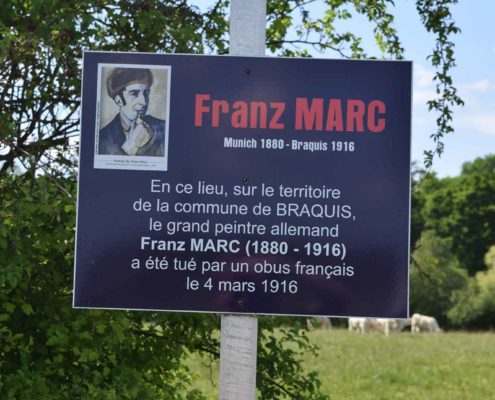 Plaque en l’honneur de Franz Marc sur le lieu supposé de sa mort, entre les villages de Braquis et Herméville-en-Woëvre. © Mémorial de Verdun