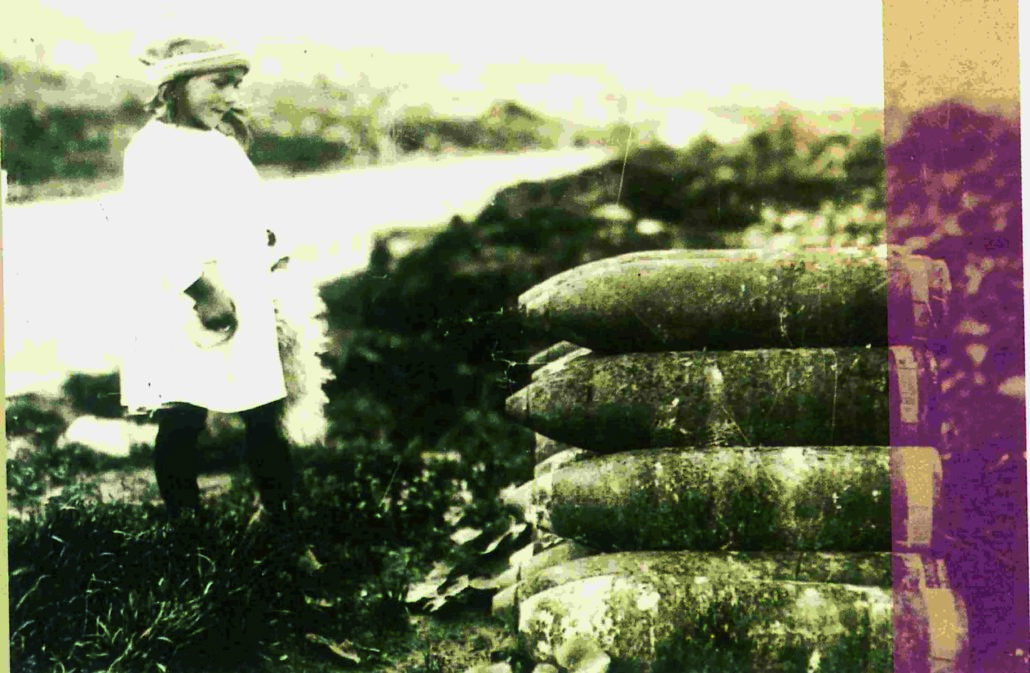Fillette faisant face à un tas d'obus abandonnés. Chavignon. Aisne. Archives départementales de l'Aisne, cote FRAD002_2Fi_Chavignon_4, Author provided (no reuse)